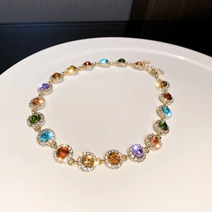 Gros plan du bracelet doré vintage avec pierres précieuses colorées et zircons brillants