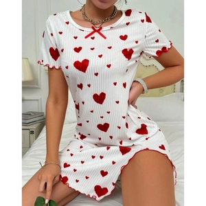 Nuisette blanche en maille côtelée à motifs cœurs, nœud rouge et ourlets ondulés