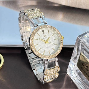 Détails d'une montre à quartz Grealy argent et or avec lunette sertie de diamants