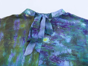 Nahaufnahme der Schluppenbluse aus Chiffon mit künstlerischem Seerosen-Print
