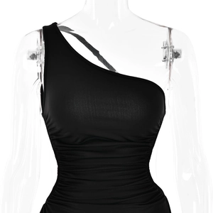 Detailansicht des schwarzen One-Shoulder-Kleides mit Raffung und engem Polyesterstoff