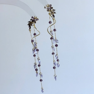 Boucles d'oreilles élégantes papillon violet avec pampilles de cristal goutte d'eau.
