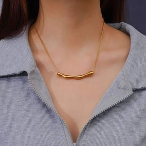 Collier chic en or avec pendentif plissé irrégulier au design minimaliste