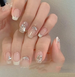 Unghie finte French rosa nude con cristalli e strass brillanti per donne