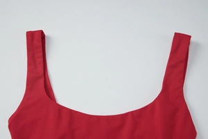 Gros plan du décolleté en U et de la texture du tissu de la robe rouge dos nu élégante