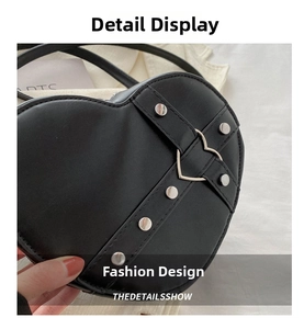 Gros plan détaillé du sac noir en forme de cœur avec rivets argentés et boucle en métal