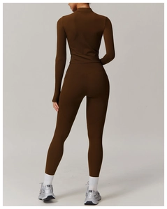 Vue détaillée de la coupe arrière et de la silhouette de l'ensemble de yoga chocolat