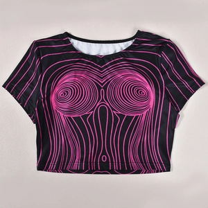 Détail du crop top noir avec imprimé artistique géométrique rose vif sur le devant