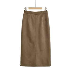 Jupe mi-longue en daim marron foncé à taille haute avec fente latérale et coupe évasée chic