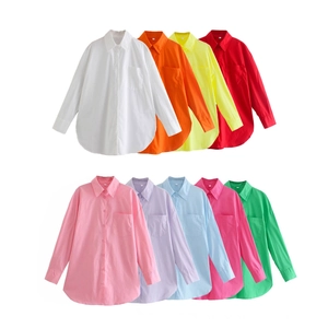 Flach liegende bunte Baumwollhemden mit Brusttasche und abgerundetem Saum in 9 Farben