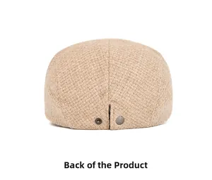 Vue arrière du béret en tweed kaki montrant la texture tissée et le bouton en métal