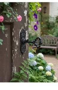 Gros plan d'une poignée de porte en fonte vintage avec relief floral sur portail