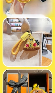 Détail de porte-clés pizza et burger en cuir PU avec broderie et dragonne jaune assortie