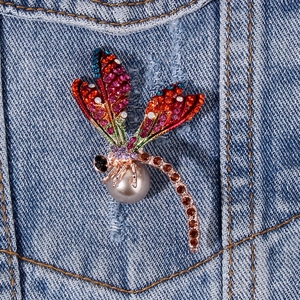 Elegant Dragonfly Brooch For Women Alloy Inlaid Multi-Color Rhinestones And Large Faux Artificial Pearl Fashion Insect Pin