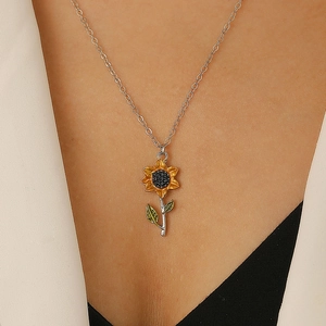 Collier tournesol élégant avec pétales jaunes et feuilles vertes sur chaîne argentée