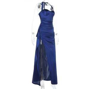 Dettaglio dell'abito in raso blu navy con spacco alto ed eleganti pieghe in vita