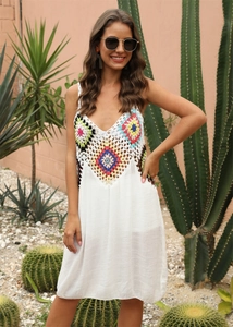 Détail de la mini robe de plage bohème au crochet avec des motifs géométriques colorés