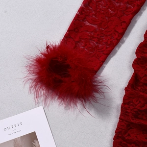 Detailansicht der roten Spitzenkleid-Ärmel mit luxuriösen flauschigen Federbesatz-Akzenten