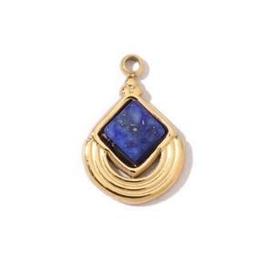 Vue macro d'un pendentif géométrique doré avec pierre bleue et texture métallique lisse