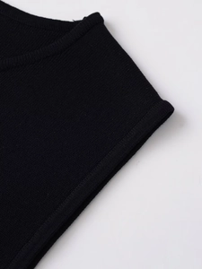 Nahaufnahme des schwarzen Strickstoffs mit feiner Textur und sauberem Saumdetail