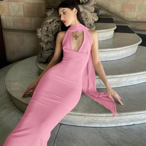 Robe longue rose dos nu à col licou en maille côtelée avec accessoire écharpe élégant