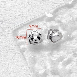 Makro-Detail von Silberbären-Anhängern mit 9mm und 10mm Größenangaben für DIY-Schmuck