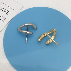 Elegant gold and silver alloy low ponytail hair clips shown on a blue circular background