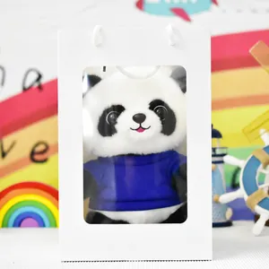 Dettaglio di peluche panda in busta regalo bianca con opzione logo personalizzabile
