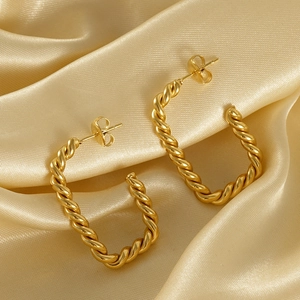 Boucles d'oreilles créoles torsadées en acier inoxydable doré 18K au design élégant