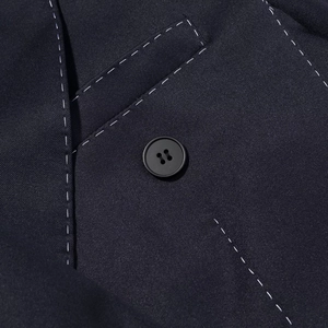 Blazer oversize blu scuro con cuciture bianche a contrasto e dettaglio bottone nero