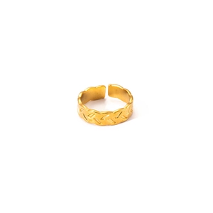Detalle de anillo ajustable dorado con textura de espiga de trigo sobre fondo blanco