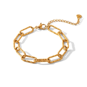 Dettaglio del bracciale a maglie rettangolari martellate dorate con chiusura a moschettone