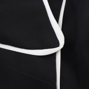 Robe courte en mousseline avec col polo contrasté et manches longues en tissu noir