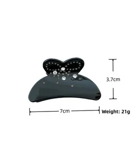 Detailansicht mit Maßen 7cm Breite und 3,7cm Höhe der schwarzen Haarspange mit Strass