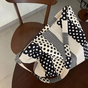 Borsa tote in tela a pois con design patchwork bianco e nero e grande capacità interna
