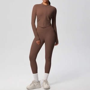 Ensemble de yoga marron foncé pour femme avec veste zippée ajustée et legging taille haute