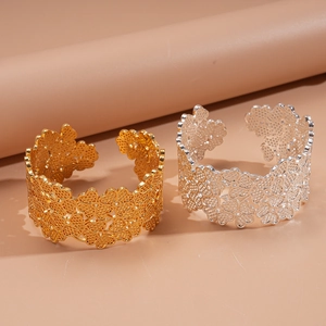 Bracelets manchettes larges ajourés trèfle en or et argent avec motifs floraux exquis