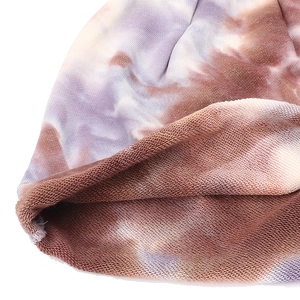 Bonnet tie-dye tendance avec dégradé violet-brun et doublure en maille french terry