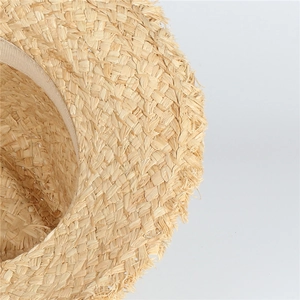 Détail du chapeau en paille de raphia avec bords effilochés et bande de confort
