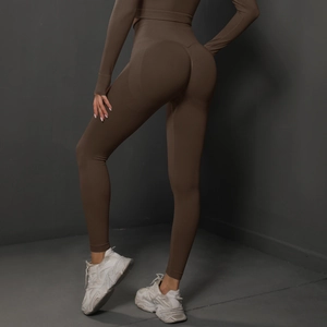 Détail de l'ensemble de yoga marron café sans couture montrant l'effet galbant sur les fesses