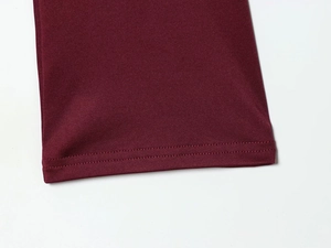 Detail eines burgunderroten Langarmshirts mit hochwertiger Doppel-Nadel-Nahtqualität