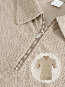 Dettaglio del tessuto a nido d'ape kaki e del colletto con zip della polo uomo a manica corta