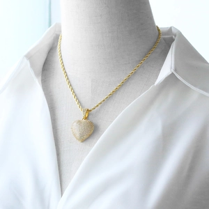 Vergoldete Herz-Halskette mit Pavé-Kristallen an einer klassischen Kordelkette