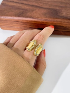 Nahaufnahme eines 18K vergoldeten Rings mit Strassbesatz an der Hand einer Frau