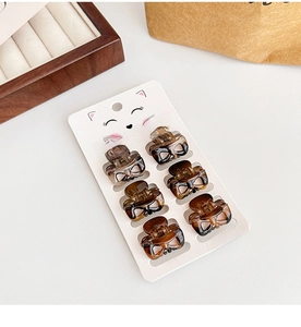 Detailed set of 6 leopard print mini hair claws on decorative display card