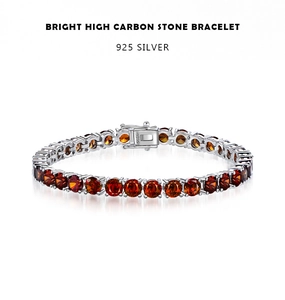 Nahaufnahme des 925er Sterlingsilber-Tennisarmbands mit funkelnden orange-roten Steinen