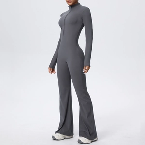 Détail d'une combinaison de yoga gris foncé avec fermeture éclair et jambes évasées