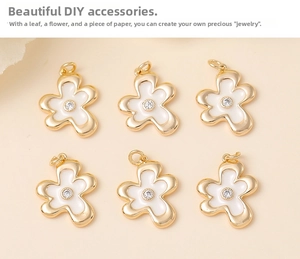 Détail de six breloques fleurs avec émail blanc et zircon pour bijoux DIY faits main
