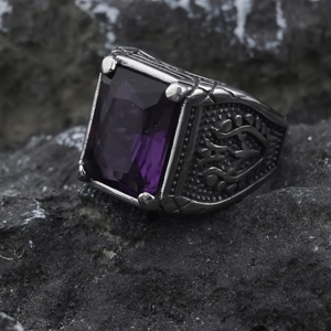 Dettaglio macro di anello vintage in acciaio inossidabile con grande pietra viola rettangolare