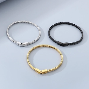 Drei Drachenknochen Armbänder in Gold Silber und Schwarz auf blauem Hintergrund